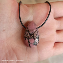 Charger l&#39;image dans la galerie, Pendentif Rhodonite (pierre roulée percée)
