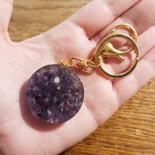 Load image into Gallery viewer, Pendentif / Porte clé Orgonite (plusieurs pierres et symboles disponibles)

