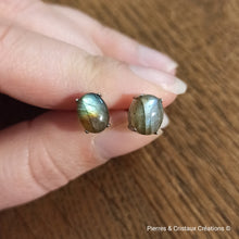 Charger l&#39;image dans la galerie, Boucles d&#39;oreilles clous labradorite
