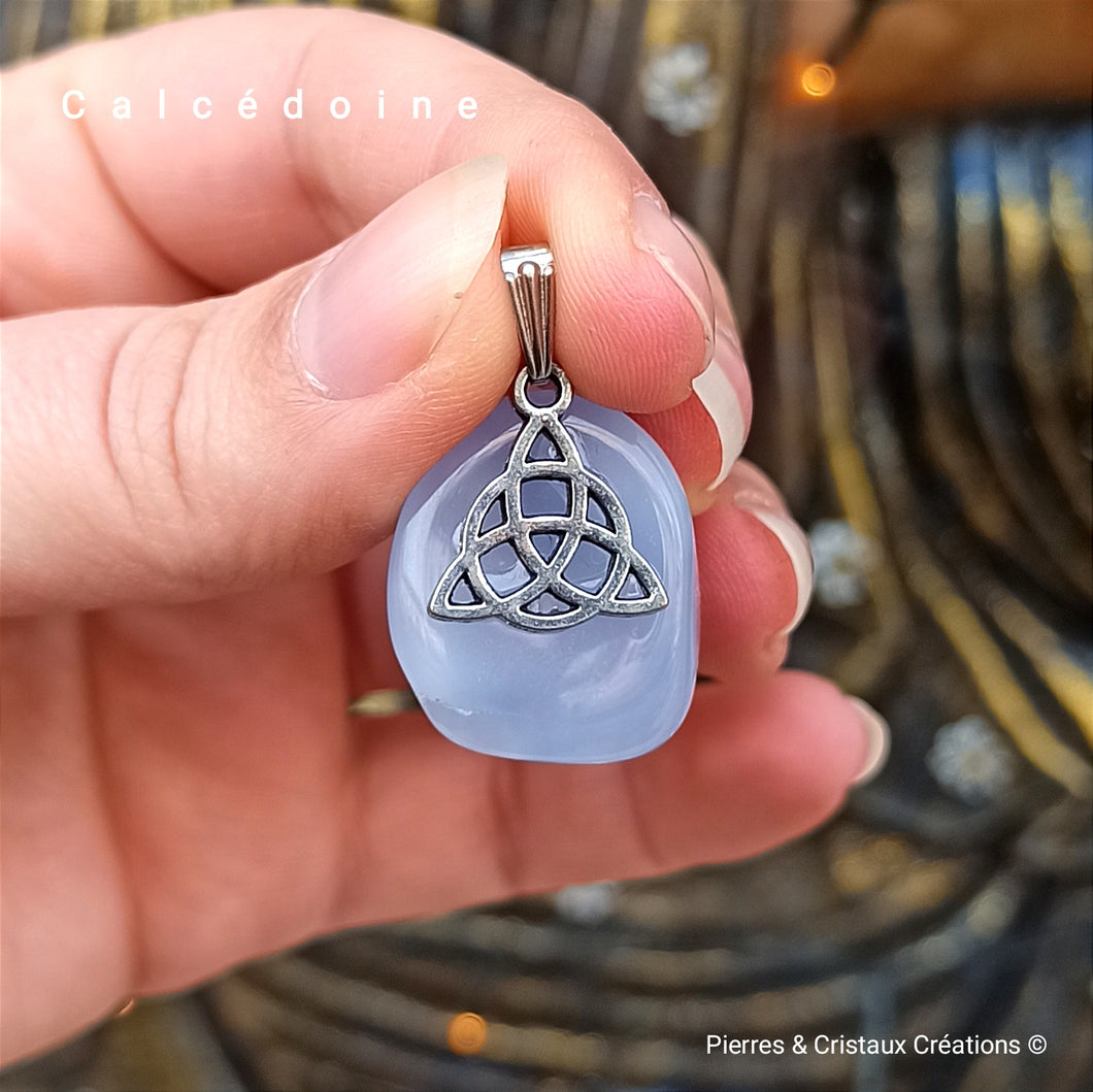 Pendentif Calcédoine Triquetra