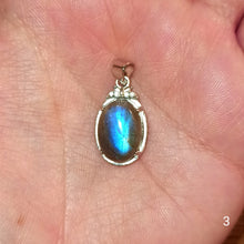 Charger l&#39;image dans la galerie, Pendentif en Labradorite
