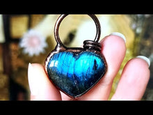 Charger et lire la vidéo dans la visionneuse de la Galerie, Pendentif Cœur d&#39;Éclipse Labradorite
